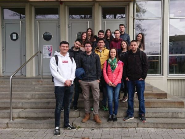 Bulgarische Studenten der TU Sofia auf dem OvGU Campus.jpg